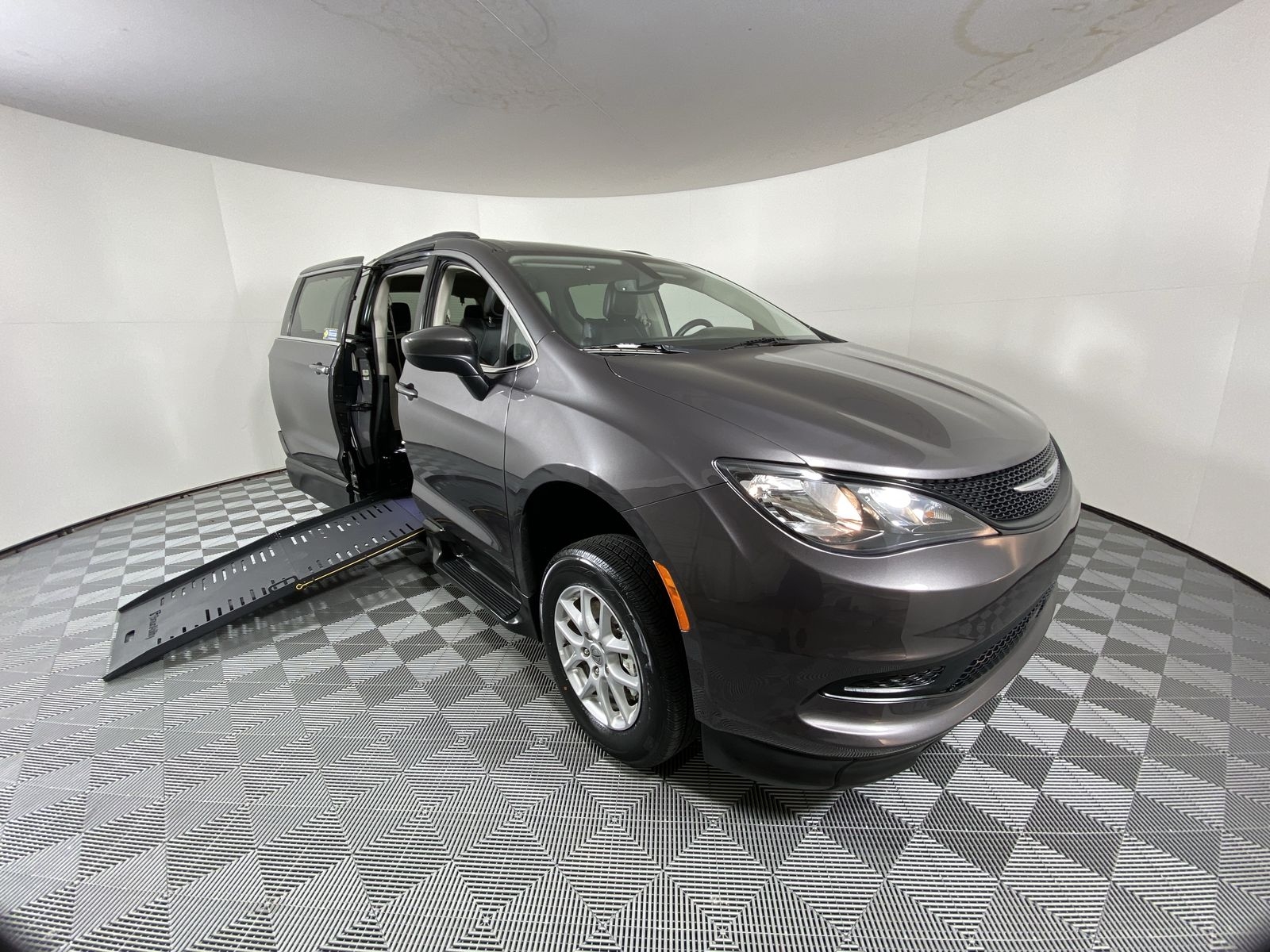 2021 Chrysler Voyager LXI's photo
