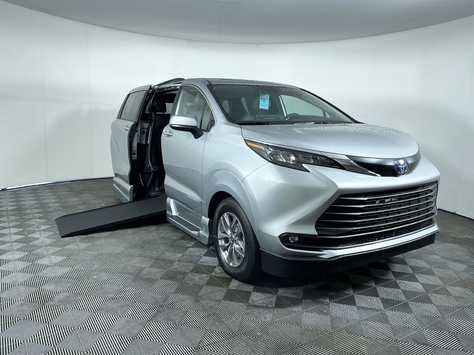 2025 Toyota Sienna XLE's photo