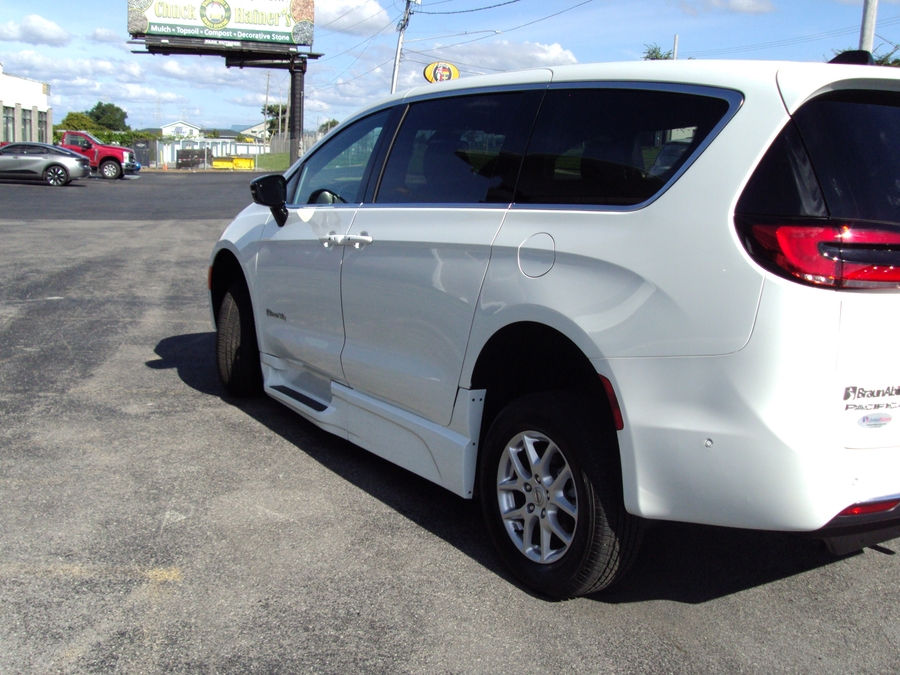 PRE OWNED 2025 Chrysler Pacifica Select Safety