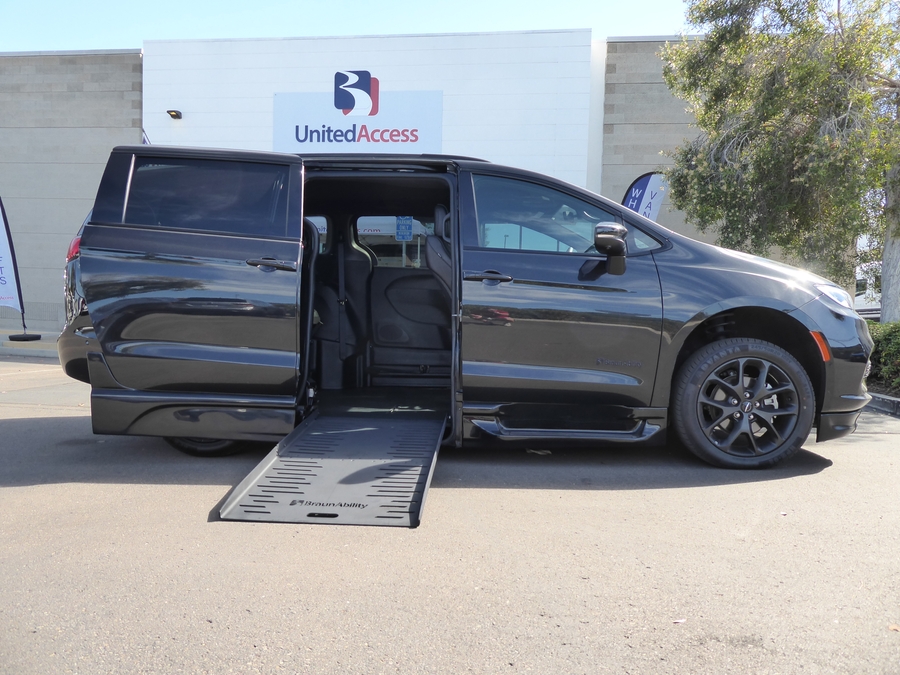 PRE OWNED 2023 Chrysler Pacifica Touring L