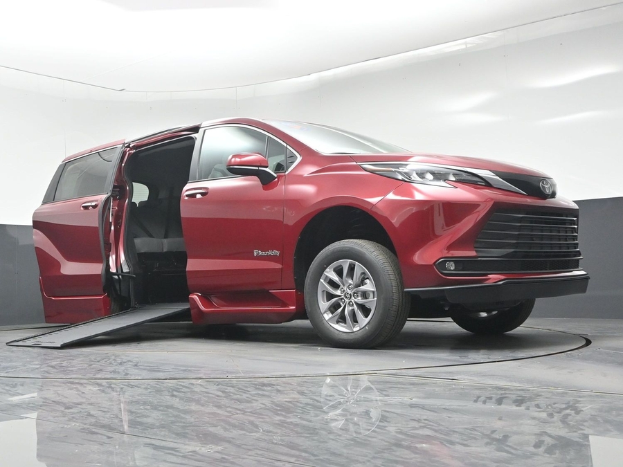 New 2026 Toyota Sienna XLE Base
