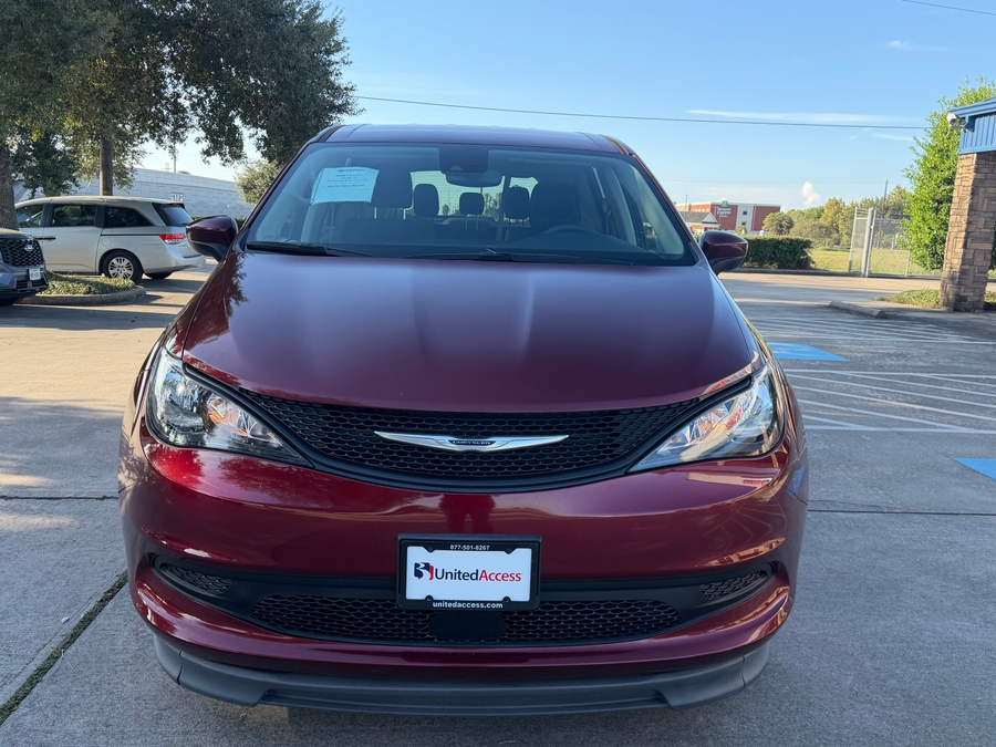 PRE OWNED 2023 Chrysler Voyager LX
