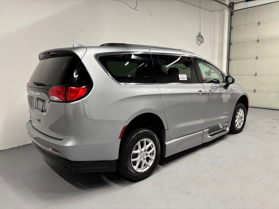 PRE OWNED 2020 Chrysler Voyager LXi