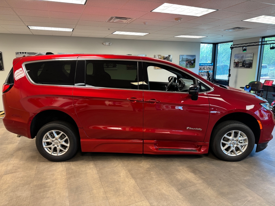 PRE OWNED 2025 Chrysler Pacifica Select