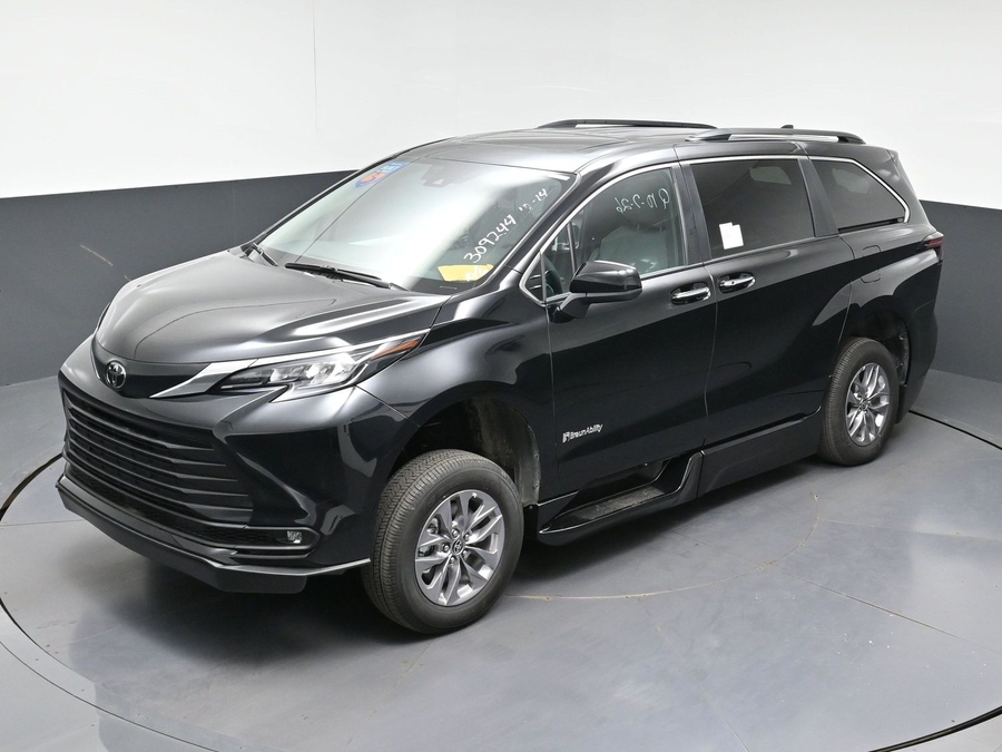New 2026 Toyota Sienna XLE Base