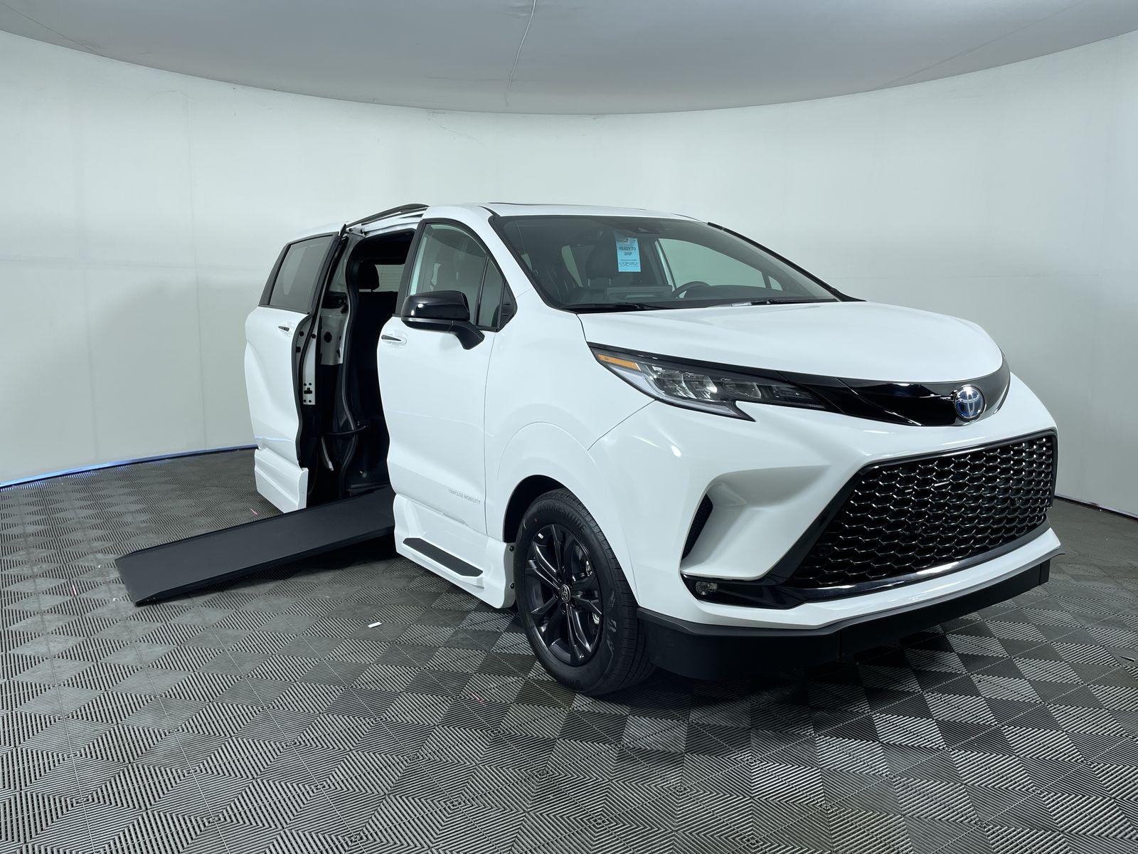 2025 Toyota Sienna XSE's photo