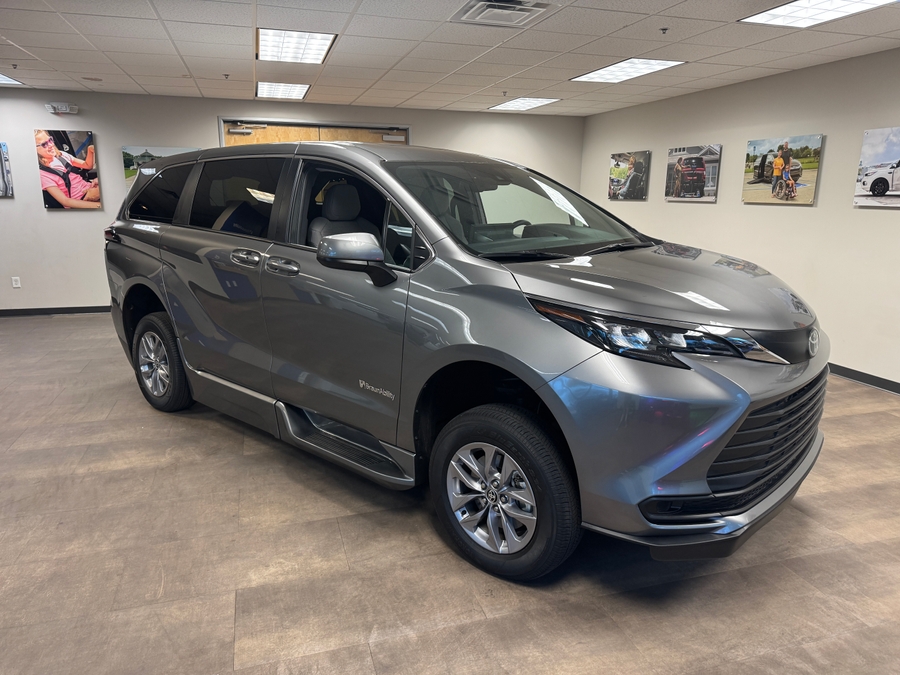 PRE OWNED 2026 Toyota Sienna LE