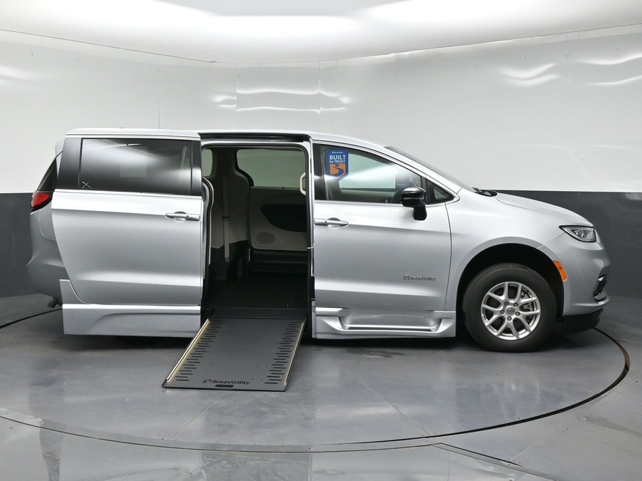 CERTIFIED PRE-OWNED 2024 Chrysler Pacifica Touring L