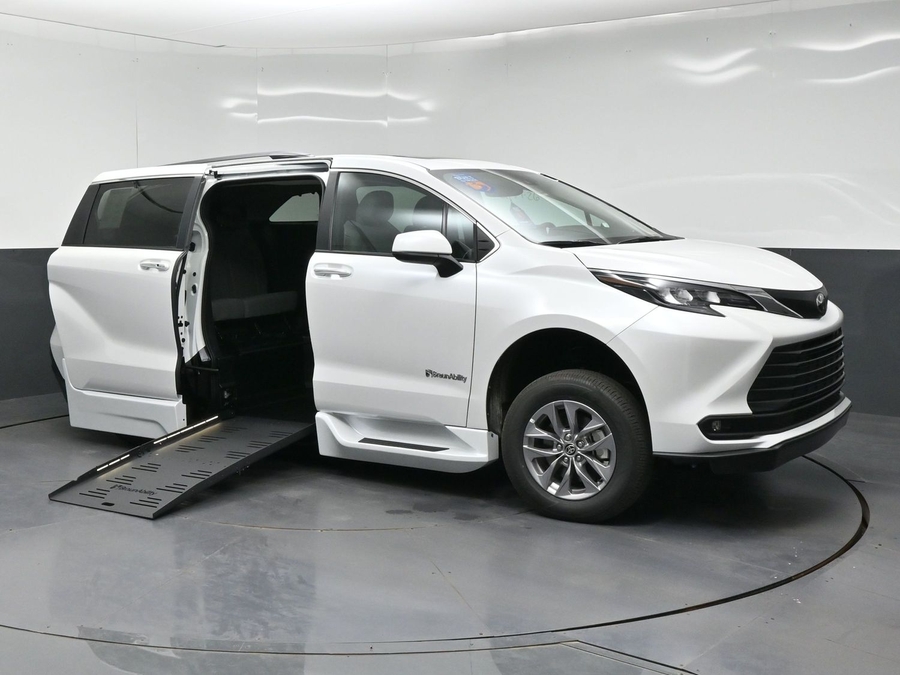 New 2026 Toyota Sienna XLE Base