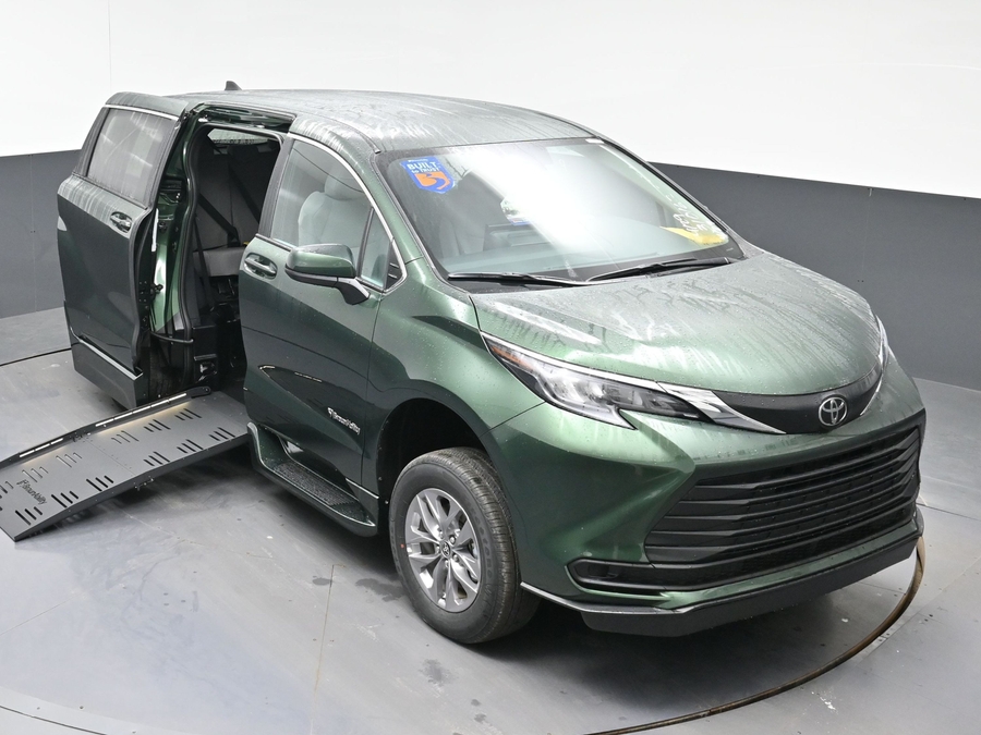 New 2026 Toyota Sienna LE