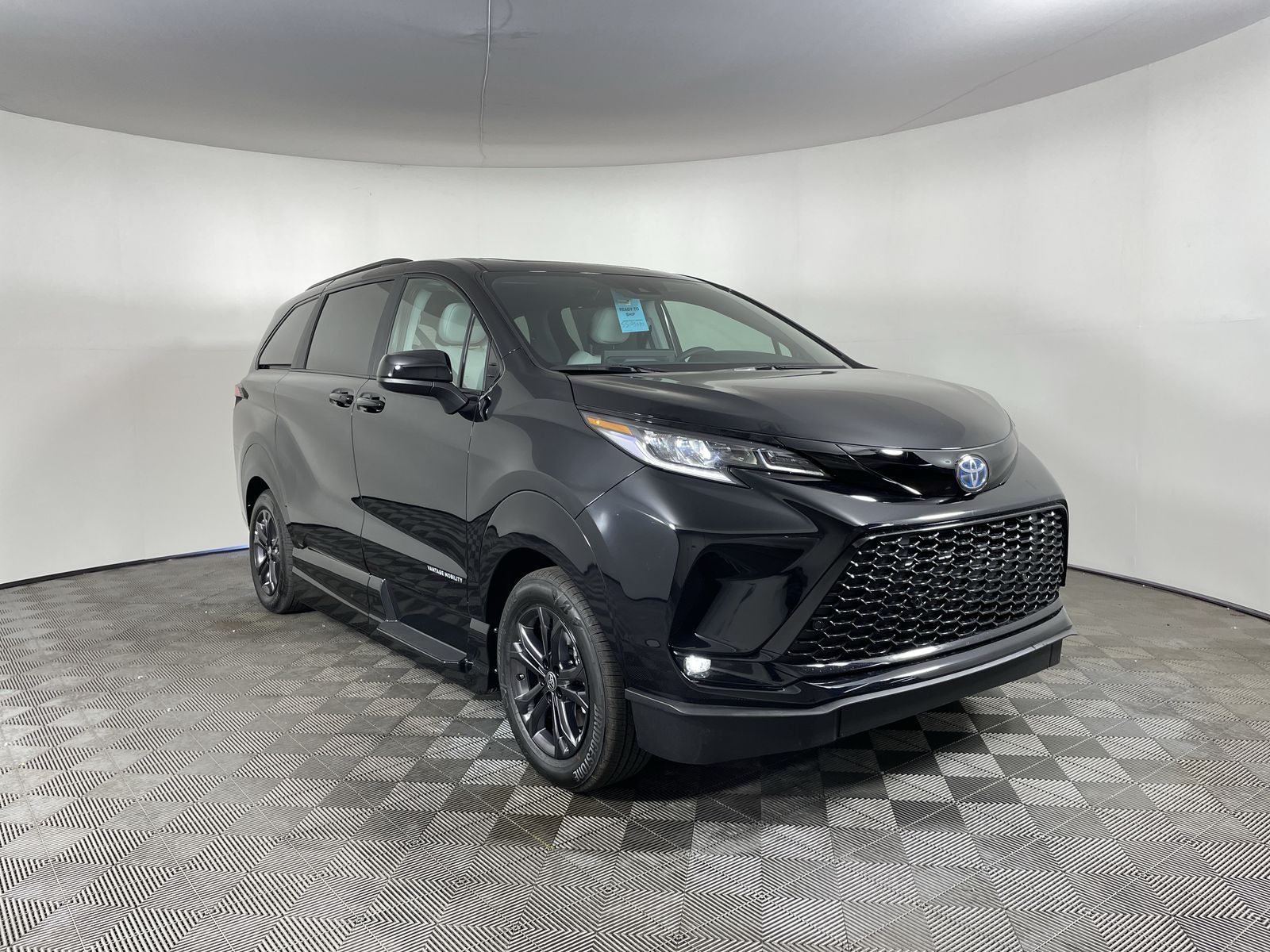 2025 Toyota Sienna XSE - Photo 24