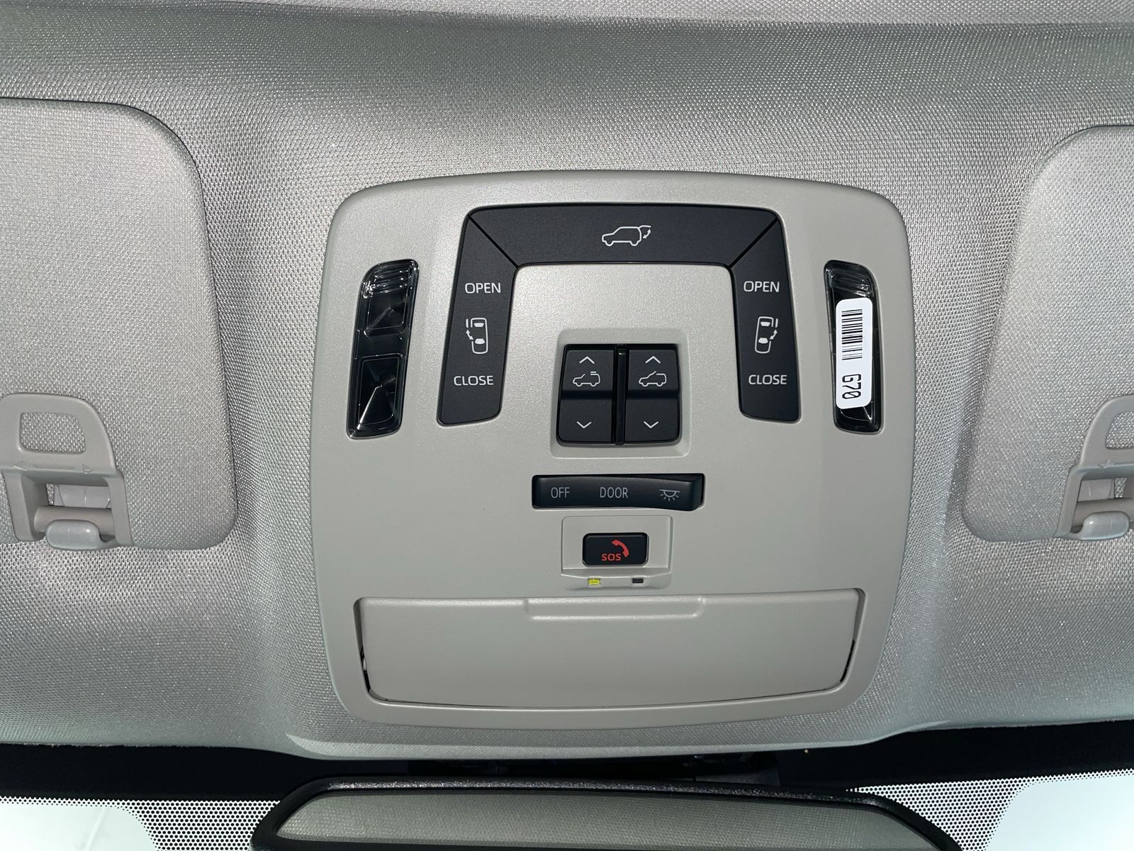 2025 Toyota Sienna XLE - Photo 13