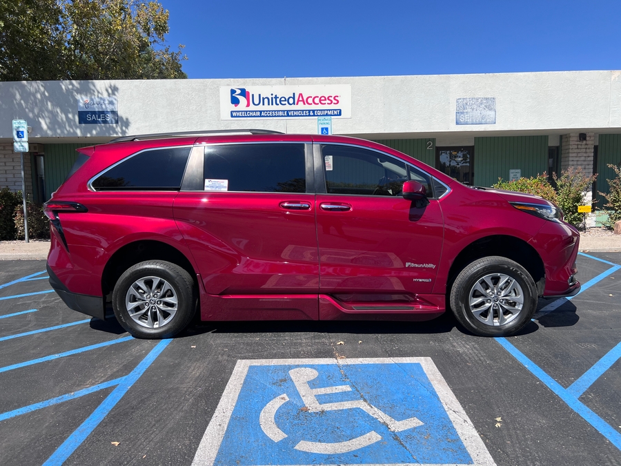PRE OWNED 2021 Toyota Sienna XLE Plus