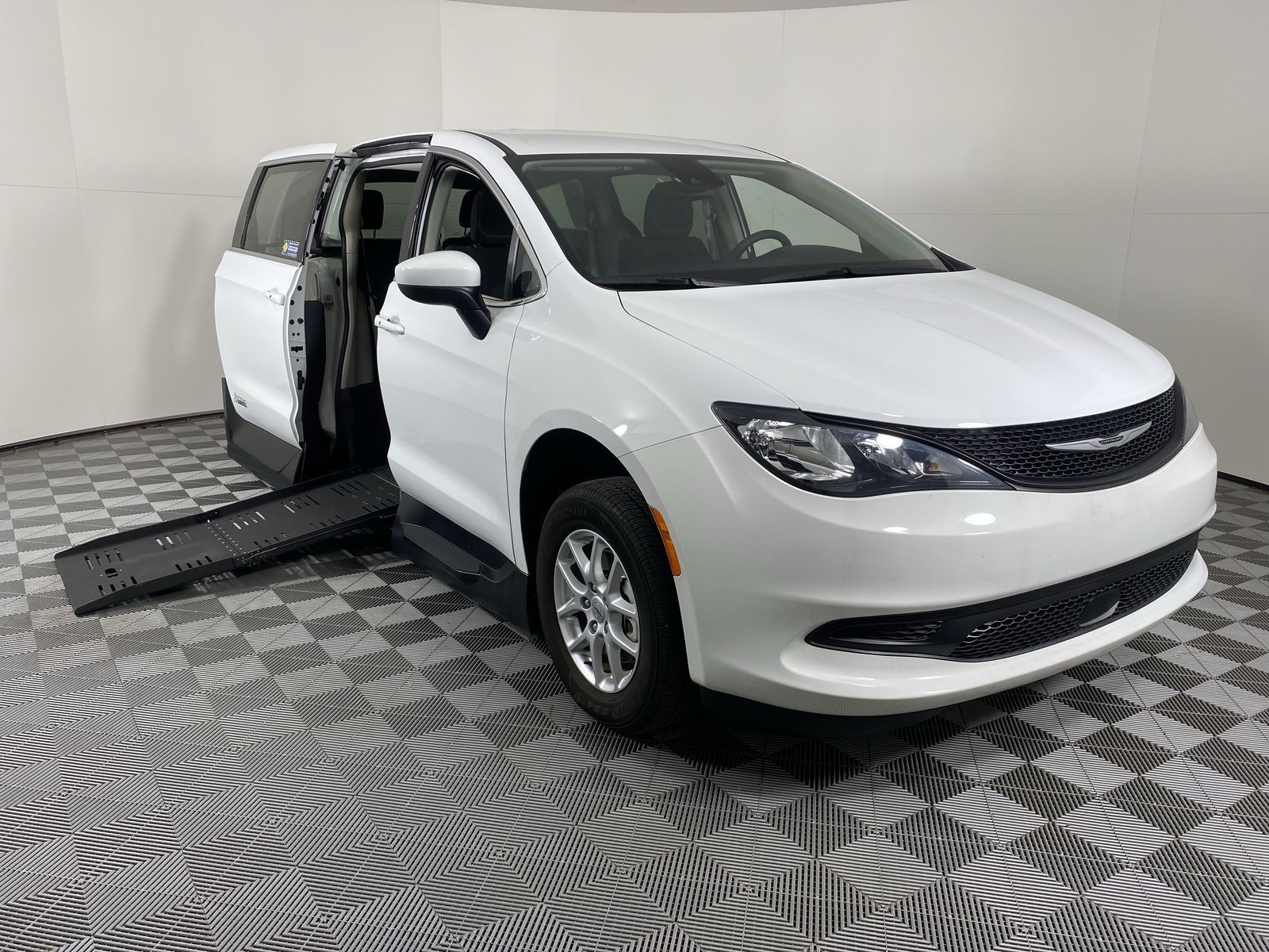 2023 ChryslerVoyager LX's photo