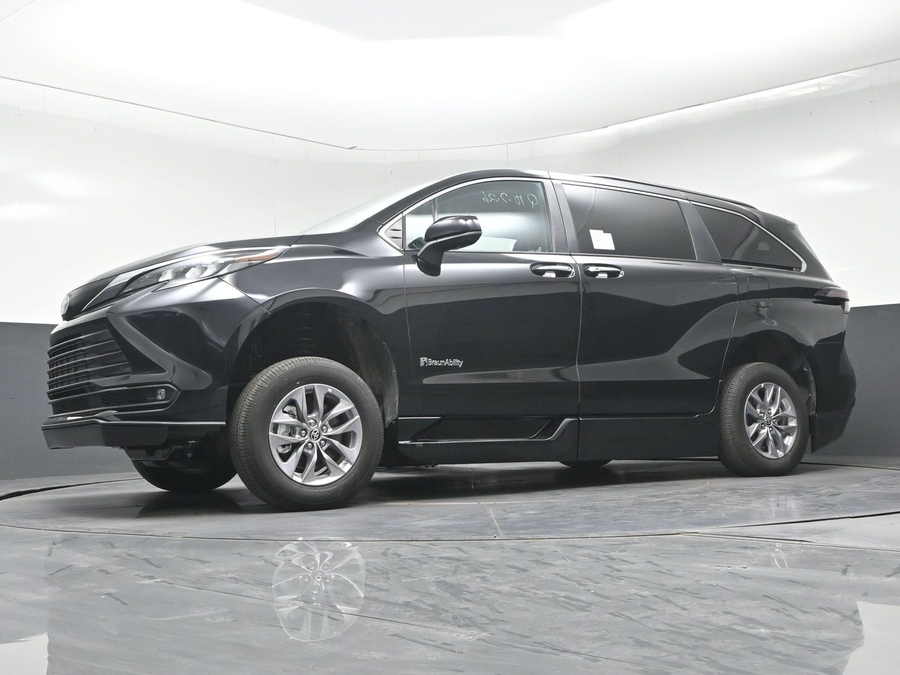 New 2026 Toyota Sienna XLE Base