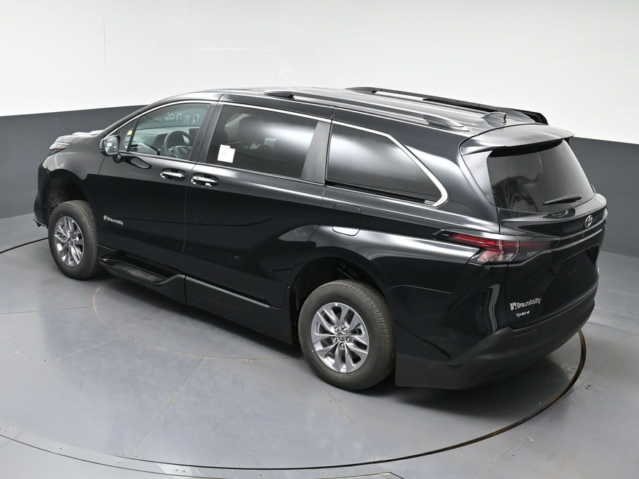New 2026 Toyota Sienna XLE Base