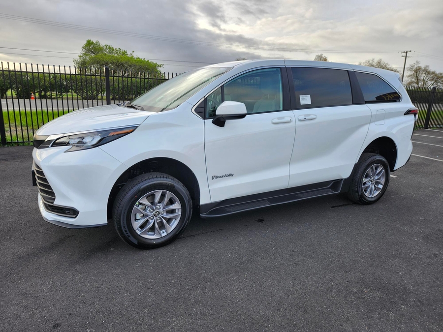 New 2026 Toyota Sienna LE W 3RD ROW