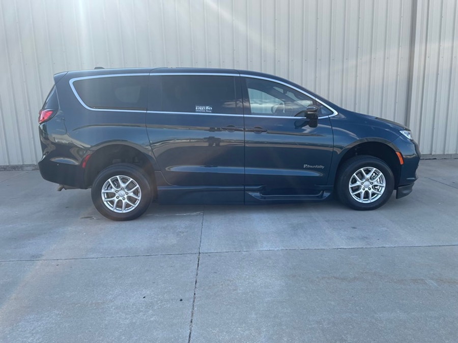 PRE OWNED 2025 Chrysler Pacifica Select
