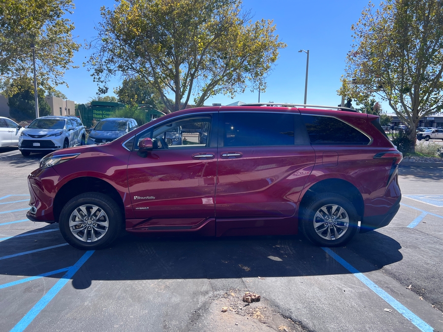 PRE OWNED 2021 Toyota Sienna XLE Plus