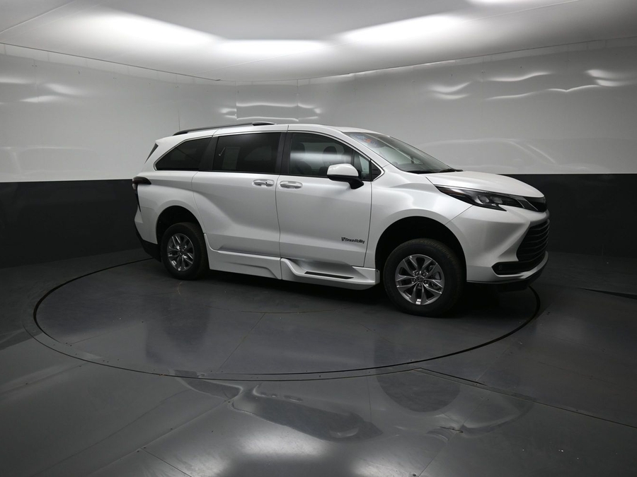 New 2026 Toyota Sienna XLE Base