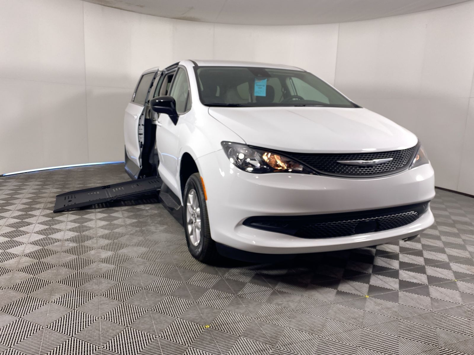 2024 Chrysler Voyager LX