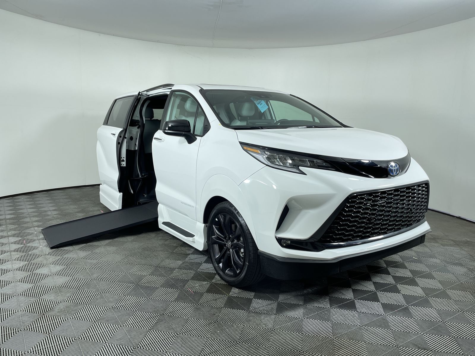 2025 Toyota Sienna XSE's photo