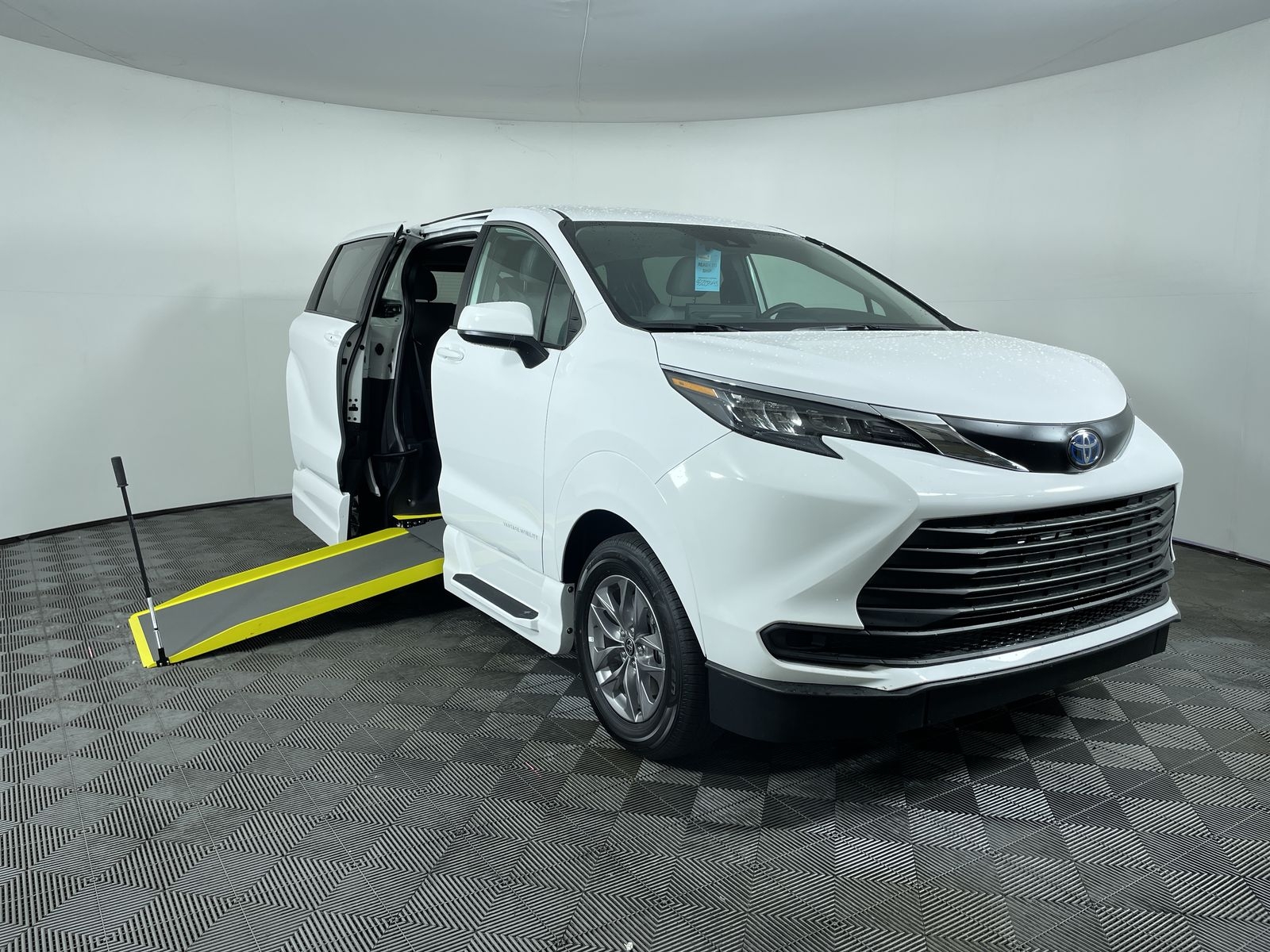 2025 Toyota Sienna LE's photo