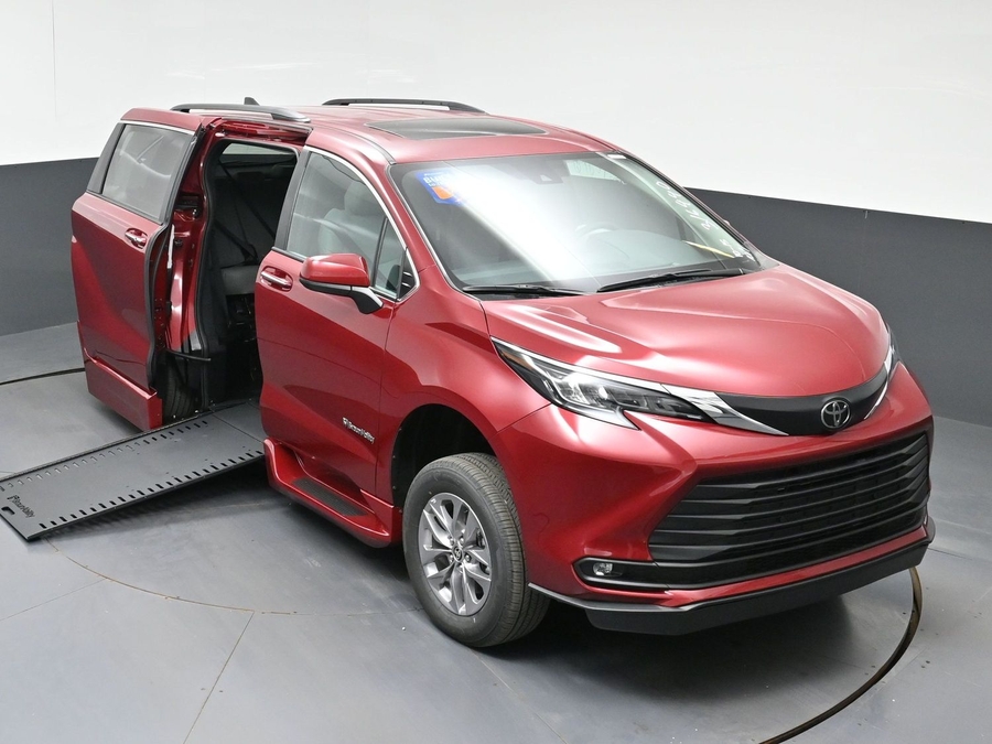 New 2026 Toyota Sienna XLE Base