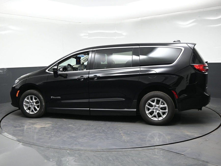 CERTIFIED PRE-OWNED 2024 Chrysler Pacifica Touring L