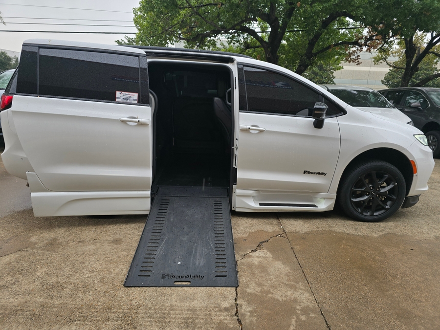 PRE OWNED 2024 Chrysler Pacifica Touring L