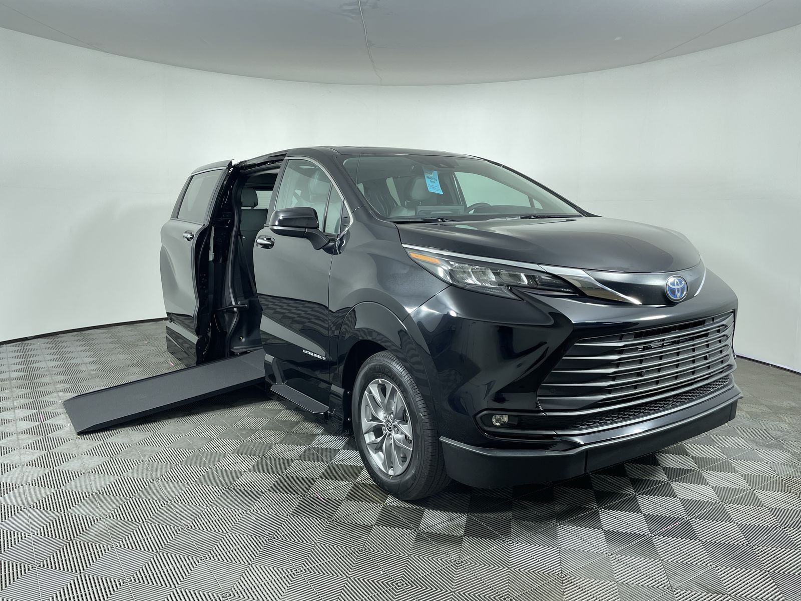 2025 Toyota Sienna XLE's photo