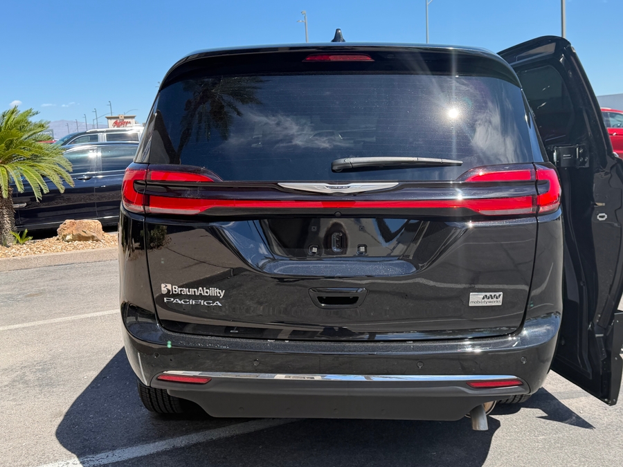 PRE OWNED 2025 Chrysler Pacifica Select