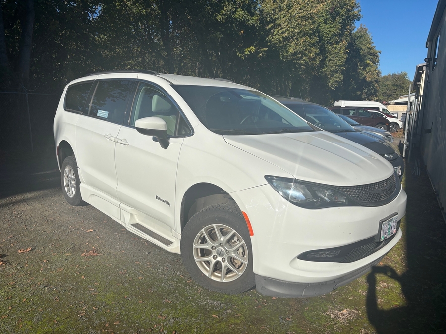 PRE OWNED 2021 Chrysler Voyager LXi