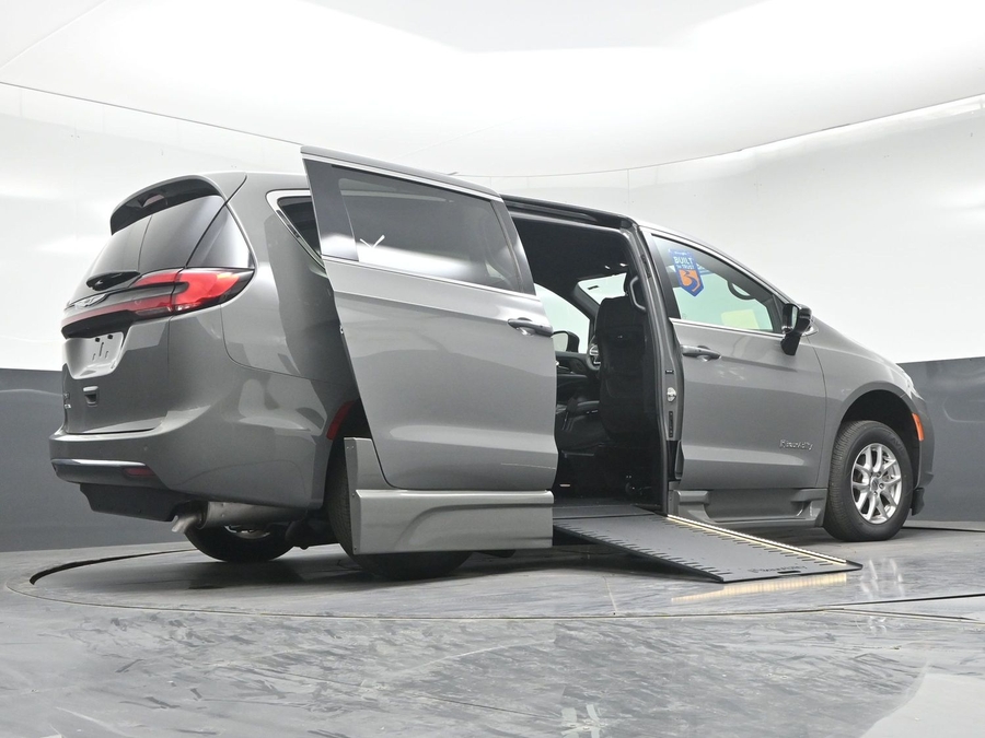 CERTIFIED PRE-OWNED 2025 Chrysler Pacifica Select