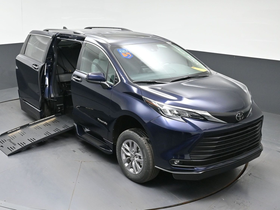 New 2026 Toyota Sienna XLE Base