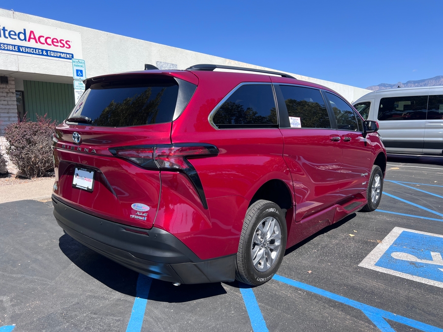 PRE OWNED 2021 Toyota Sienna XLE Plus