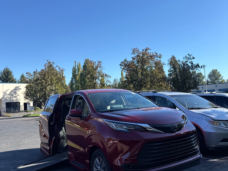 PRE OWNED 2022 Toyota Sienna LE AWD