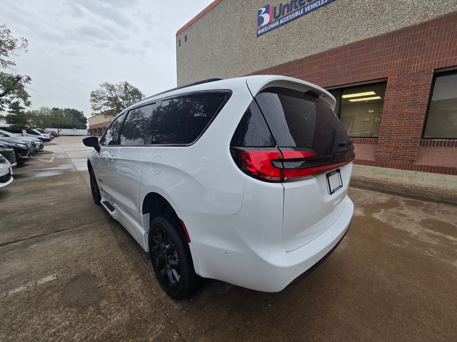 PRE OWNED 2024 Chrysler Pacifica Touring L