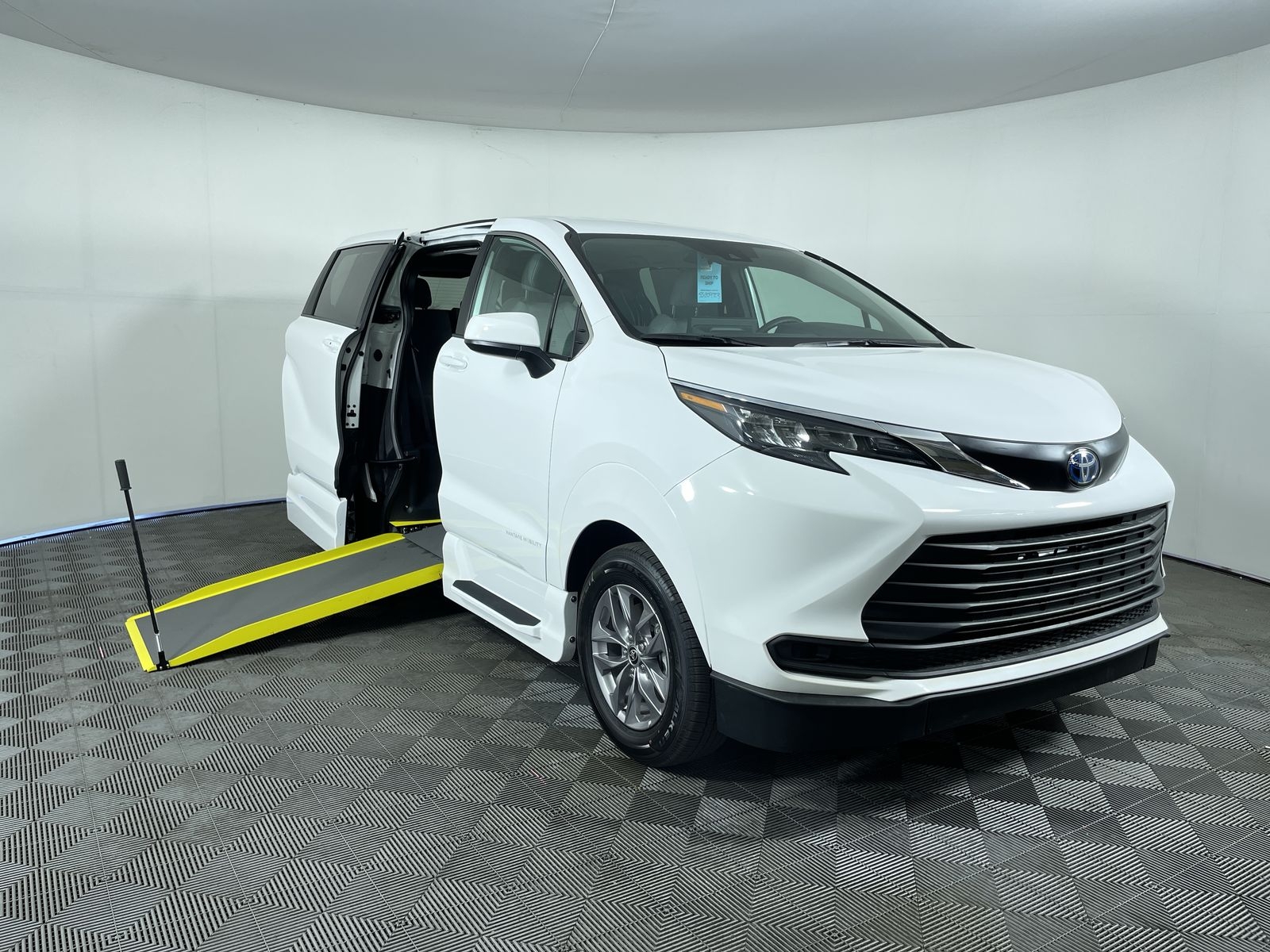 2025 Toyota Sienna LE's photo