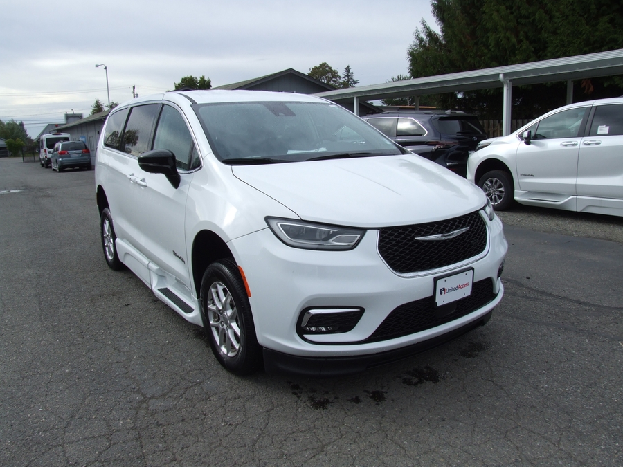 PRE OWNED 2024 Chrysler Pacifica Touring L