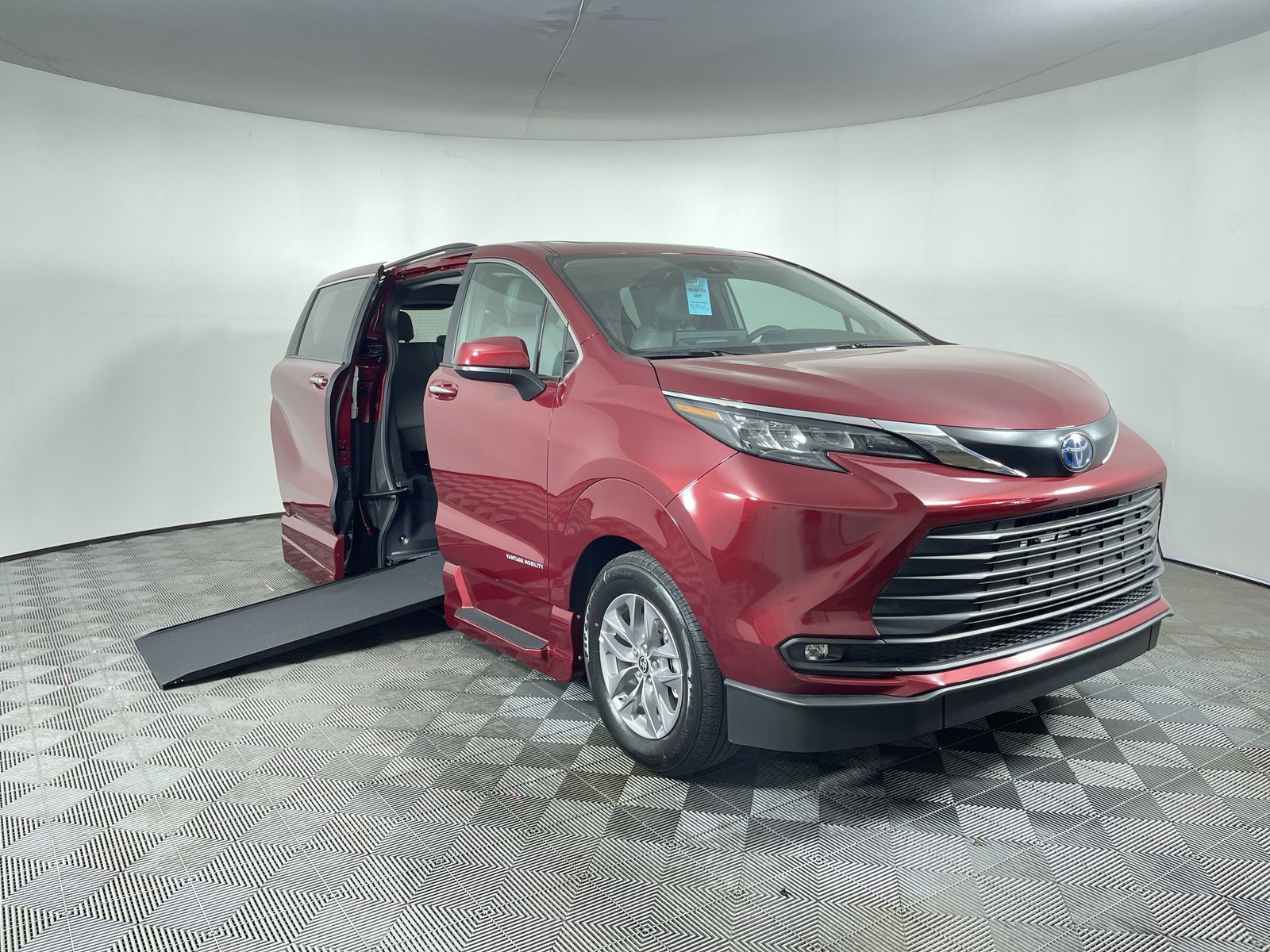 2025 Toyota Sienna XLE's photo