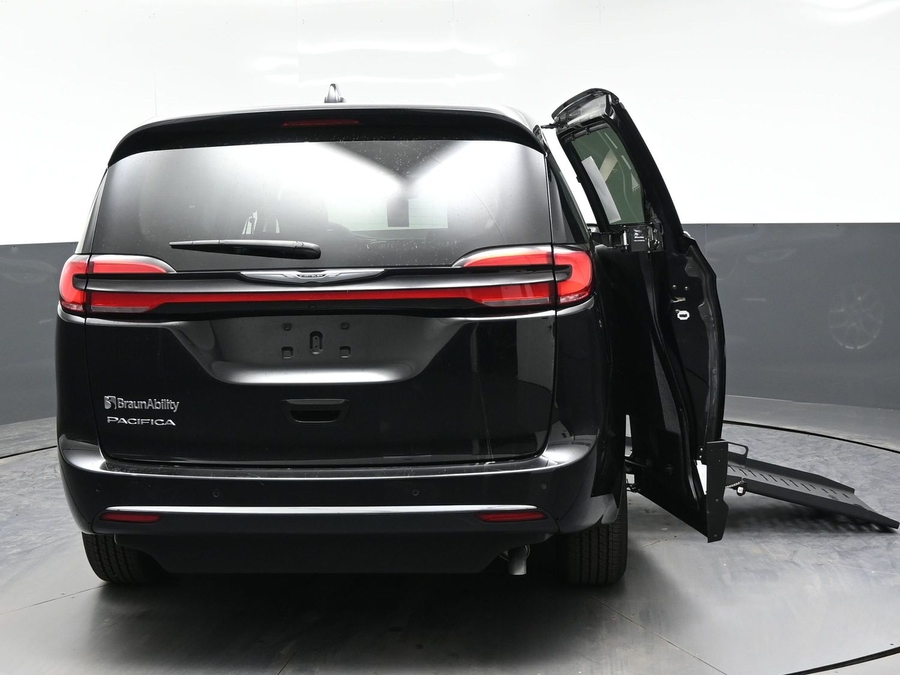CERTIFIED PRE-OWNED 2024 Chrysler Pacifica Touring L