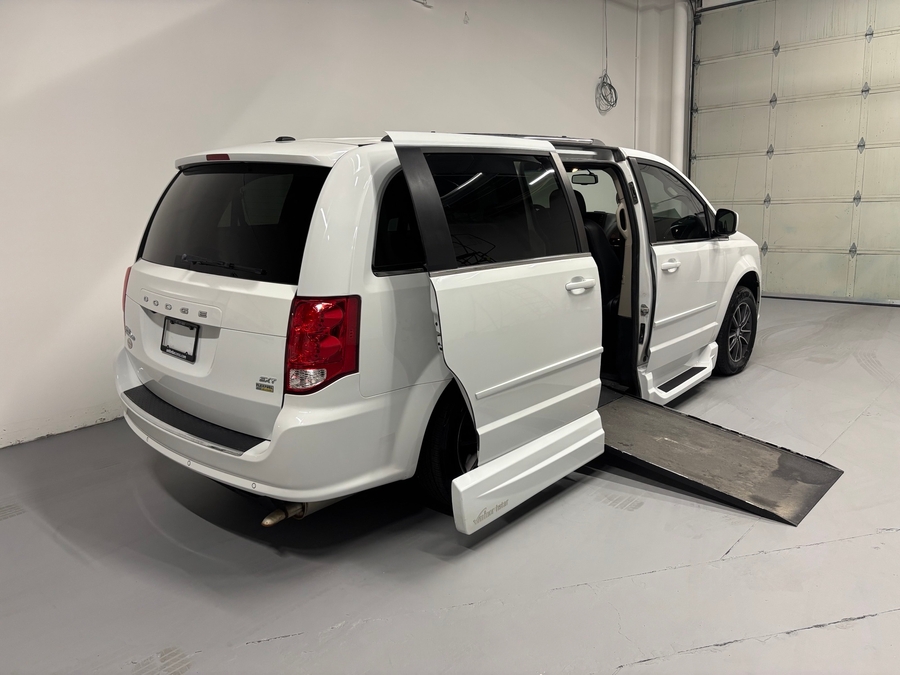 PRE OWNED 2017 Dodge Grand Caravan SXT