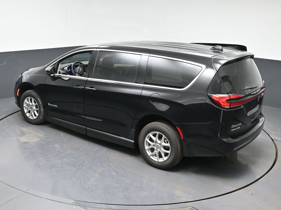 CERTIFIED PRE-OWNED 2024 Chrysler Pacifica Touring L