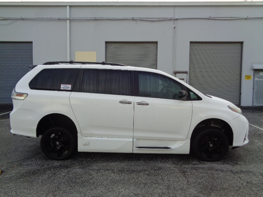 PRE OWNED 2020 Toyota Sienna SE Premium