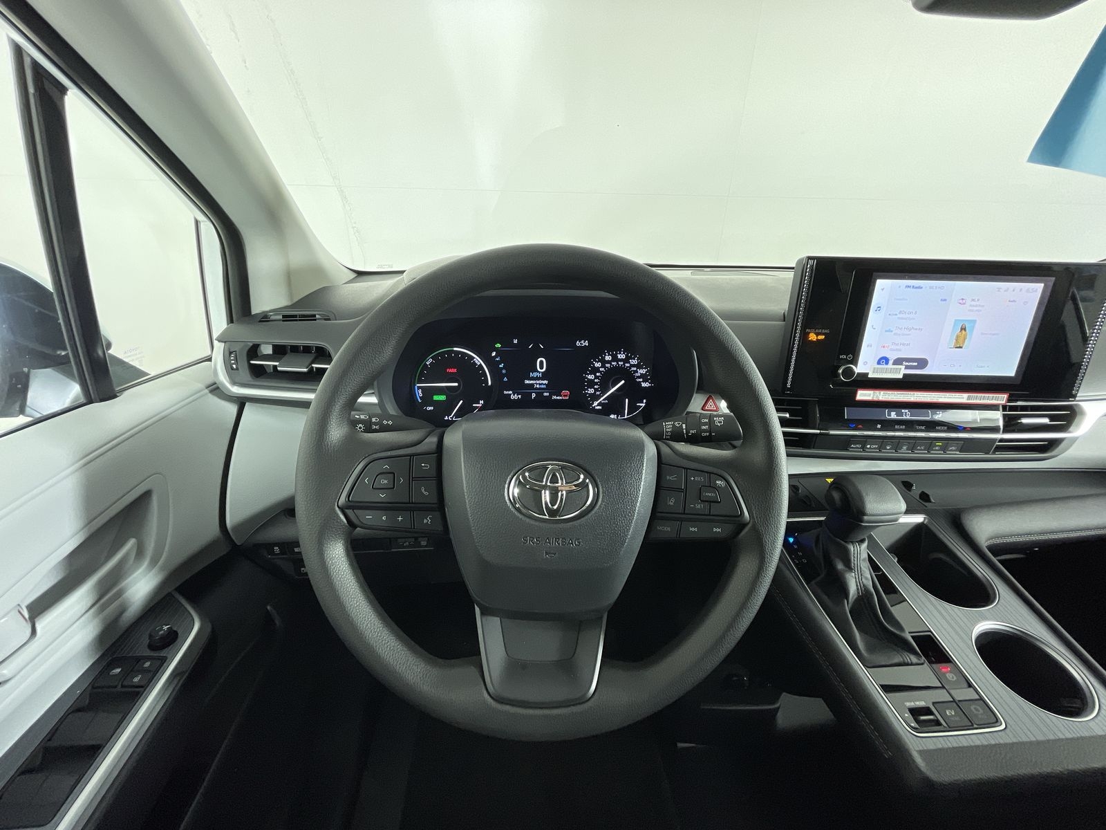 2025 Toyota Sienna LE - Photo 11