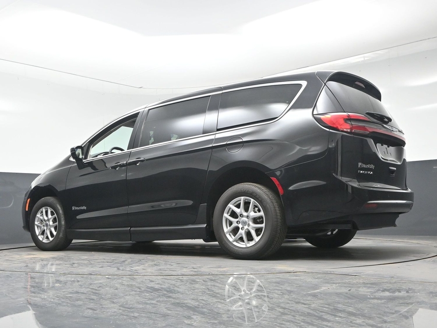 CERTIFIED PRE-OWNED 2024 Chrysler Pacifica Touring L