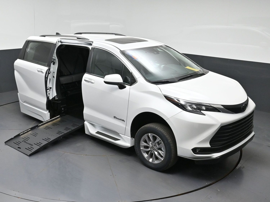 New 2026 Toyota Sienna XLE Base