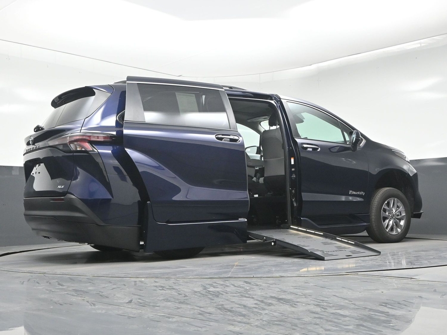 New 2026 Toyota Sienna XLE Base