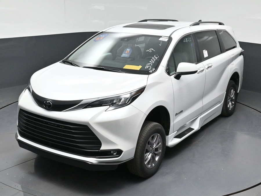 New 2026 Toyota Sienna XLE Base